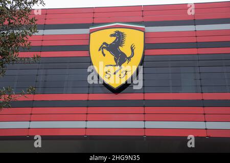 Maranello, Italien - 24. April 2016: Fassade des SPORTMANAGEMENTZENTRUMS FERRARI mit Schild und Logo der Scuderia F1 Stockfoto