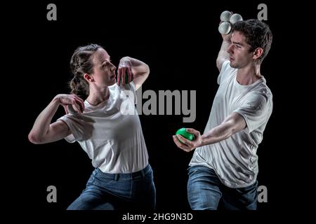 Das London International MIME Festival (LIF) eröffnet mit der Weltpremiere von ‘Gandini Jongling - LIFE A Love Letter to Merce Cunningham’, Sadler’s Wells Stockfoto