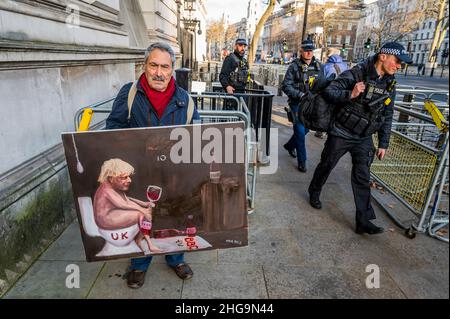 London, Großbritannien. 19th Januar 2022. Kayar Mar, satirischer Künstler, mit seinem neuesten Gemälde, das Boris Johnson lamponiert, wartet auf ihn vor der Downing Street - Fragen über Partygate, und insbesondere die am 20. Mai 2020, weiter. Boris Johnson leitet die Fragestunde seines dritten Premierministers (PMQ) des Jahres. Kredit: Guy Bell/Alamy Live Nachrichten Stockfoto