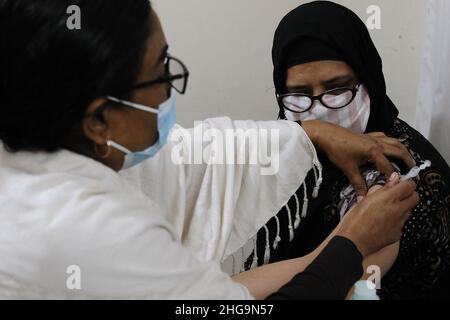 Dhaka, Bangladesch. 19th Januar 2022. Ein älterer Arzt, der die Dosis von 3rd Covid-19-Impfstoff offiziell in einer Privatklinik in Dhaka einnahm. (Bild: © MD Saiful Amin/Pacific Press via ZUMA Press Wire) Stockfoto