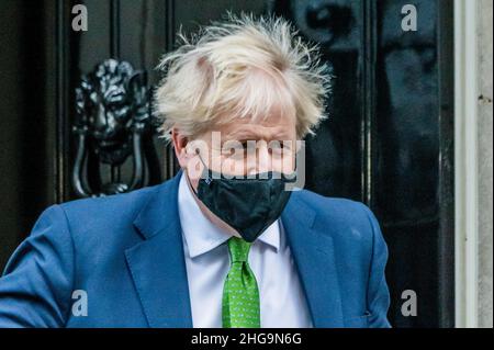 London, Großbritannien. 19th Januar 2022. Boris Johnson verlässt die Nummer 10 - Fragen zur Party, insbesondere zur Party am 20. Mai 2020, gehen weiter. Boris Johnson leitet die Fragestunde seines dritten Premierministers (PMQ) des Jahres. Kredit: Guy Bell/Alamy Live Nachrichten Stockfoto