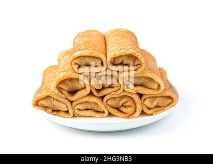 Ein Stapel gefüllter Pfannkuchen auf einem Teller, isoliert auf weißem Hintergrund. Pfannkuchentag. Traditionelle russische Pfannkuchen. Stockfoto