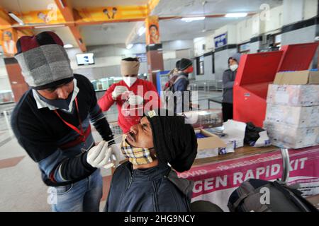 Varanasi, Indien. 19th Januar 2022. Passagiere erhalten am 19. Januar 2022 von Gesundheitsmitarbeitern am Bahnhof Varanasi, Bahnhof in Varanasi, Uttar Pardesh, Indien, Schnelltests mit dem Coronavirus Covid-19. (Foto: Ravi Batra/Sipa USA) Quelle: SIPA USA/Alamy Live News Stockfoto