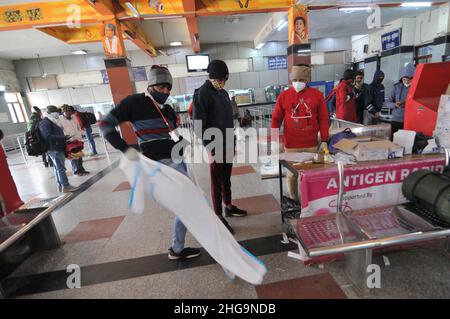 Varanasi, Indien. 19th Januar 2022. Passagiere erhalten am 19. Januar 2022 von Gesundheitsmitarbeitern am Bahnhof Varanasi, Bahnhof in Varanasi, Uttar Pardesh, Indien, Schnelltests mit dem Coronavirus Covid-19. (Foto: Ravi Batra/Sipa USA) Quelle: SIPA USA/Alamy Live News Stockfoto