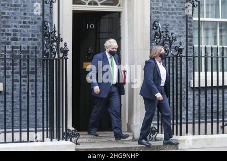 London, Großbritannien. 19th Januar 2022. Der britische Premierminister Boris Johnson verlässt sein Büro in der Downing Street 10, um an den wöchentlichen Fragen des Premierministers teilzunehmen, in denen er voraussichtlich ein Update bezüglich der Aufhebung der COVID-bezogenen Beschränkungen für die Nation vorlegen wird. (Foto von Belinda Jiao/SOPA Images/Sipa USA) Quelle: SIPA USA/Alamy Live News Stockfoto