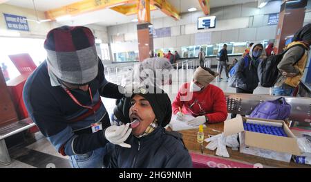 Varanasi, Indien. 19th Januar 2022. Passagiere erhalten am 19. Januar 2022 von Gesundheitsmitarbeitern am Bahnhof Varanasi, Bahnhof in Varanasi, Uttar Pardesh, Indien, Schnelltests mit dem Coronavirus Covid-19. (Foto: Ravi Batra/Sipa USA) Quelle: SIPA USA/Alamy Live News Stockfoto