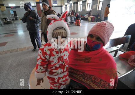 Varanasi, Indien. 19th Januar 2022. Passagiere erhalten am 19. Januar 2022 von Gesundheitsmitarbeitern am Bahnhof Varanasi, Bahnhof in Varanasi, Uttar Pardesh, Indien, Schnelltests mit dem Coronavirus Covid-19. (Foto: Ravi Batra/Sipa USA) Quelle: SIPA USA/Alamy Live News Stockfoto