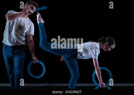 Das London International MIME Festival (LIF) eröffnet mit der Weltpremiere von ‘Gandini Jongling - LIFE A Love Letter to Merce Cunningham’, Sadler’s Wells Stockfoto