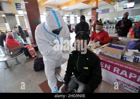 Varanasi, Indien. 19th Januar 2022. Passagiere erhalten am 19. Januar 2022 von Gesundheitsmitarbeitern am Bahnhof Varanasi, Bahnhof in Varanasi, Uttar Pardesh, Indien, Schnelltests mit dem Coronavirus Covid-19. (Foto: Ravi Batra/Sipa USA) Quelle: SIPA USA/Alamy Live News Stockfoto