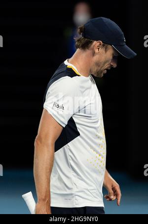 Melbourne, Australien. 19th Januar 2022. John Millman aus Australien reagiert am 19. Januar 2022 beim Australian Open im Melbourne Park in Melbourne, Australien, beim zweiten Männerspiel gegen Alexander Zverev aus Deutschland. Quelle: Hu Jingchen/Xinhua/Alamy Live News Stockfoto