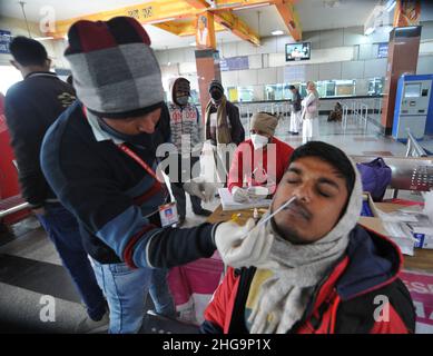 Varanasi, Indien. 19th Januar 2022. Passagiere erhalten am 19. Januar 2022 von Gesundheitsmitarbeitern am Bahnhof Varanasi, Bahnhof in Varanasi, Uttar Pardesh, Indien, Schnelltests mit dem Coronavirus Covid-19. (Foto: Ravi Batra/Sipa USA) Quelle: SIPA USA/Alamy Live News Stockfoto