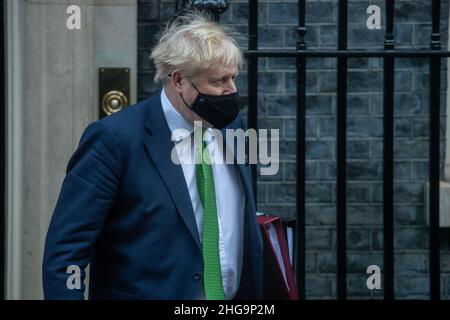 LONDON, Großbritannien 19th. Januar 2022 Premierminister Boris Johnson verlässt die Downing Street Nummer 10 zur Fragestunde um die Premierministerin zu befragen, da er nach dem Downing Street Partygate-Skandal weiterhin mit Gegenreaktionen konfrontiert ist und seinen Rücktritt fordert Stockfoto