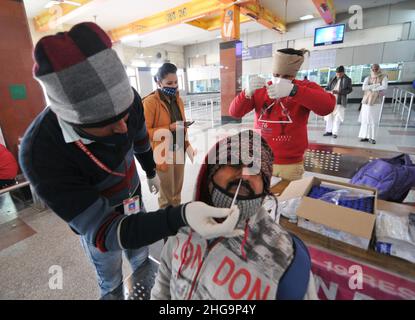 Varanasi, Indien. 19th Januar 2022. Passagiere erhalten am 19. Januar 2022 von Gesundheitsmitarbeitern am Bahnhof Varanasi, Bahnhof in Varanasi, Uttar Pardesh, Indien, Schnelltests mit dem Coronavirus Covid-19. (Foto: Ravi Batra/Sipa USA) Quelle: SIPA USA/Alamy Live News Stockfoto