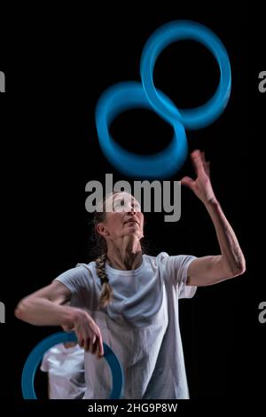 Das London International MIME Festival (LIF) eröffnet mit der Weltpremiere von ‘Gandini Jongling - LIFE A Love Letter to Merce Cunningham’, Sadler’s Wells Stockfoto