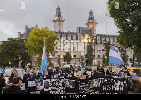 Ciudad de Buenos Aires, Argentinien. 18th Januar 2022. Demonstranten in der Prozession zum Gedenken an den Ankläger Alberto Nisman, der sich versammelt hatte, bevor er zum Turm ging, wo er am 18. Januar 2015 tot aufgefunden wurde. (Bild: © Esteban Osorio/Pacific Press via ZUMA Press Wire) Stockfoto