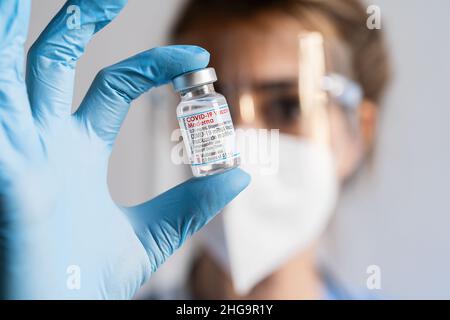 Eine Ärztin nimmt eine Dosis aus einer Ampulle mit dem Impfstoff Moderna Covid-19, die im Impfzentrum angeordnet wurde. Stockfoto