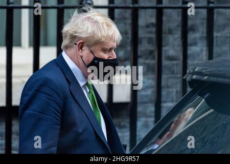 London, Großbritannien. 19. Januar 2022. Boris Johnson, Premierminister, betrachtet seine Überlegungen, als er die Downing Street Nr. 10 für Fragen des Premierministers (PMQs) im Unterhaus verlässt. Der Premierminister steht unter zunehmendem Druck von Abgeordneten, auf Fragen zu antworten, die sich auf eine Partei beziehen, die am 20. Mai 2020 in der Downing Street in 10 stattfand, als britische Sperrbeschränkungen soziale Zusammenkünfte verboten hatten. Einige Abgeordnete fordern seinen Rücktritt und behaupten, dass der Premierminister das Parlament belogen habe. Kredit: Stephen Chung / Alamy Live Nachrichten Stockfoto