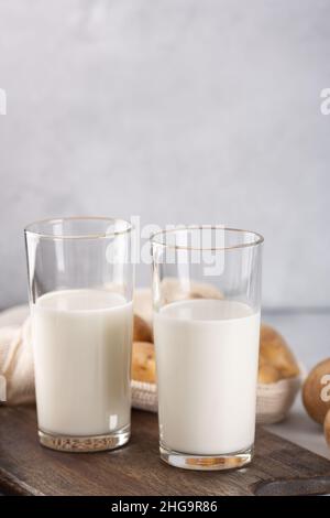 Milchfreies Kartoffelgetränk in Gläsern. Pflanzliche Alternativmilch Stockfoto