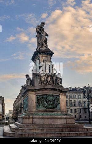 Blick auf die Piazza Carlo Emanuele II, besser bekannt als Piazza Carlina, mit der Statue von Camillo Benso Graf von Cavour bei Sonnenuntergang, Turin, Piemont, Italien Stockfoto