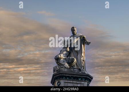 Nahaufnahme der Statue von Camillo Benso Graf von Cavour von Giovanni Duprè (1872), einem agaistischen Sonnenuntergang am Piazza Carlina, Turin, Piemont, Italien Stockfoto