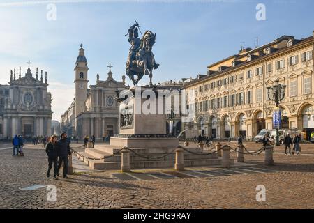 Piazza San Carlo, einer der Hauptplatz des historischen Zentrums von Turin, mit Menschen im Winter, Piemont, Italien Stockfoto