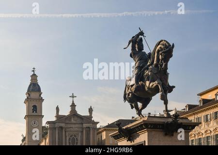 Details der Piazza San Carlo mit der Reiterstatue Emmanuel Philibert und der Kirche San Carlo im historischen Zentrum von Turin, Piemont Stockfoto