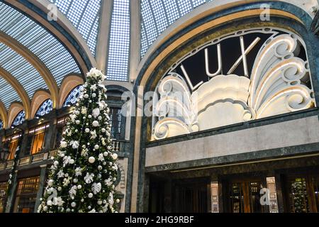 Schild des Lux-Kinos in der Einkaufspassage Galleria San Federico mit einem Weihnachtsbaum im Dezember, Turin, Piemont, Italien