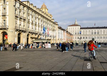 Blick auf die Piazza Castello im historischen Zentrum mit der Kuppel der Königlichen Kirche von San Lorenzo und dem Palazzo reale im Winter, Turin, Piemont Stockfoto