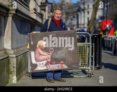 London, Großbritannien, 19. Januar 2022. Der politische Künstler Kaya Mar mit seiner neuesten Arbeit außerhalb der Downing Street, während der britische Premierminister Boris Johnson an der Fragestunde des Premierministers im Parlament teilnimmt und konservative Abgeordnete den Abtritt des Premierministers fordern. Quelle: Malcolm Park/Alamy Live News. Stockfoto