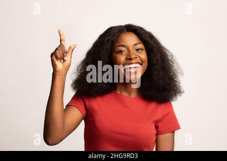 Glücklich Aufgeregt Schwarze Frau Raising Finger Nach Oben, Mit Einer Guten Idee Stockfoto