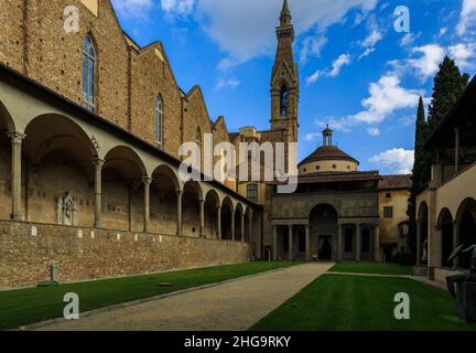 Florenz, Italien, Basilika Santa Croce, die Pazzi-Kapelle vom Kreuzgang aus gesehen. Keine Personen. Stockfoto