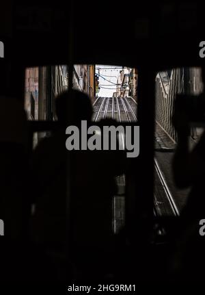 Hoch! Von innen eine Seilbahn von Lissabon, die den steilen Anstieg hinauf, Portugal, blickt Stockfoto