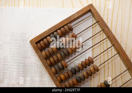 Alter Holzabakus auf dem Hintergrund der Karten. Stockfoto