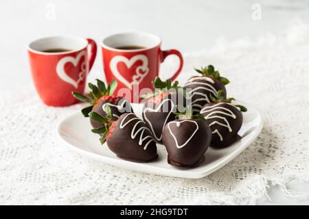 Mit Schokolade überzogene Erdbeeren zum Teilen am Valentinstag. Stockfoto