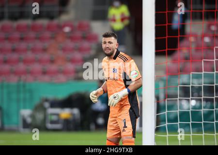 Köln, Deutschland. 18th Januar 2022. Fußball, DFB-Pokal, 16. Runde, 1. FC Köln - Hamburger SV: Torwart Daniel Heuer Fernandes (HSV) schaut zu. Quelle: Jürgen Schwarz/Alamy Live News Stockfoto