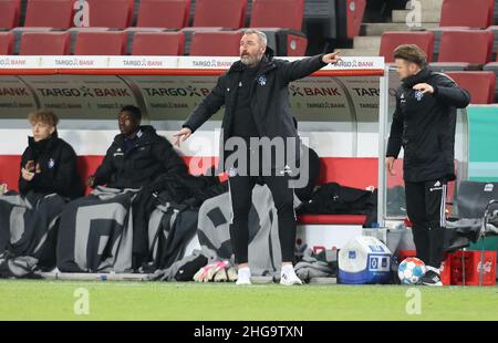 Köln, Deutschland. 18th Januar 2022. Fußball, DFB-Pokal, 16. Runde, 1. FC Köln - Hamburger SV: Cheftrainer Tim Walter (HSV) gibt Anweisungen. Quelle: Jürgen Schwarz/Alamy Live News Stockfoto