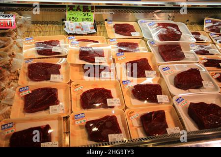 Shirahama, JAPAN, NOV 23:das Walfleisch steht am 23. november 2014 auf dem shirahama markt zum Verkauf. Als lokaler Feuchtmarkt ist er einer der wichtigsten Touristenmärkte Stockfoto