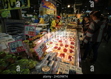 Shirahama, JAPAN, NOV 23:das Walfleisch steht am 23. november 2014 auf dem shirahama markt zum Verkauf. Als lokaler Feuchtmarkt ist er einer der wichtigsten Touristenmärkte Stockfoto