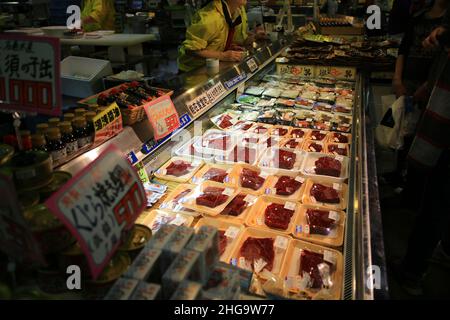 Shirahama, JAPAN, NOV 23:das Walfleisch steht am 23. november 2014 auf dem shirahama markt zum Verkauf. Als lokaler Feuchtmarkt ist er einer der wichtigsten Touristenmärkte Stockfoto