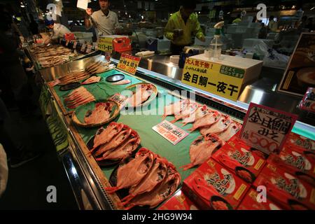 SHIRAHAMA, JAPAN, NOV. 22: Fish Hawker verkaufen die Fische und Krabben in Tore riss Fischmarkt in shirahama am 22. November 2014. Wie das Wachstum von Sushi und sas Stockfoto