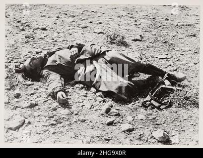 Ein Vintage-Foto um den 1943. Mai von einem toten deutschen Soldaten der Afrika Korps, der nach der Schlacht von Tunis und der Niederlage des deutschen Afrika Korps in der Wüste lag Stockfoto