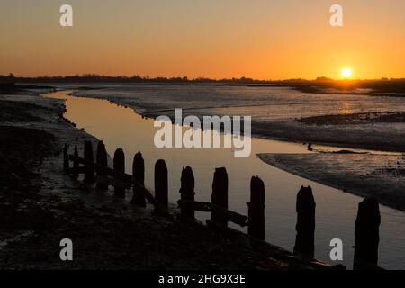 Sonnenuntergang, Dämmerung, über Pagham Harbour von der Nordwand aus gesehen, Gezeiten, Winter, Sussex, Großbritannien Stockfoto