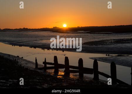 Sonnenuntergang, Dämmerung, über Pagham Harbour von der Nordwand aus gesehen, Gezeiten, Winter, Sussex, Großbritannien Stockfoto