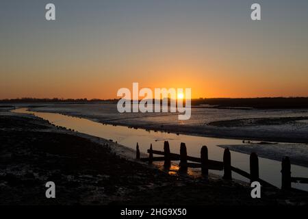 Sonnenuntergang, Dämmerung, über Pagham Harbour von der Nordwand aus gesehen, Gezeiten, Winter, Sussex, Großbritannien Stockfoto