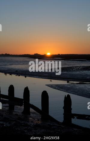 Sonnenuntergang, Dämmerung, über Pagham Harbour von der Nordwand aus gesehen, Gezeiten, Winter, Sussex, Großbritannien Stockfoto