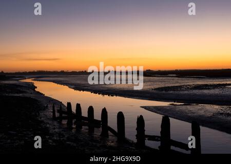 Sonnenuntergang, Dämmerung, über Pagham Harbour von der Nordwand neben Salthouse aus gesehen, Blick auf White's Creek, Gezeiten, Winter, Sussex, Großbritannien Stockfoto