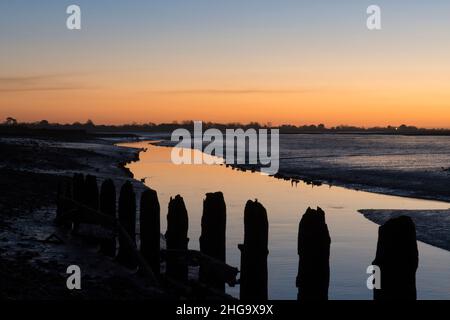 Sonnenuntergang, Dämmerung, über Pagham Harbour von der Nordwand neben Salthouse aus gesehen, Blick auf White's Creek, Gezeiten, Winter, Sussex, Großbritannien Stockfoto