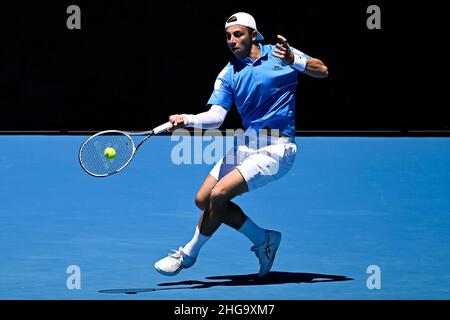 MELBOURNE, AUSTRALIEN - 19. JANUAR: Tallon Griekspoor aus den Niederlanden spielt bei den Australian Open 2022 im Melbourne Park am 19. Januar 2022 in Melbourne, Australien, eine Vorhand in seinem Spiel der Männer in der zweiten Runde gegen Pablo Carreno Busta aus Spanien (Foto: Andy Astfalck/Orange Picters) Credit: Orange Pics BV/Alamy Live News Stockfoto