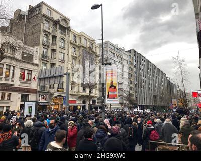 Istanbul, Türkei. 19th Januar 2022. Zum Gedenken an den getöteten Journalisten Hrant Dink versammeln sich in Istanbul Menschen vor dem ehemaligen Bürogebäude der armenisch-türkischen Wochenzeitung „Agos“. Hier wurde vor 15 Jahren der Armenier mit türkischer Staatsbürgerschaft auf der Straße ermordet. Quelle: Anne Pollmann/dpa/Alamy Live News Stockfoto