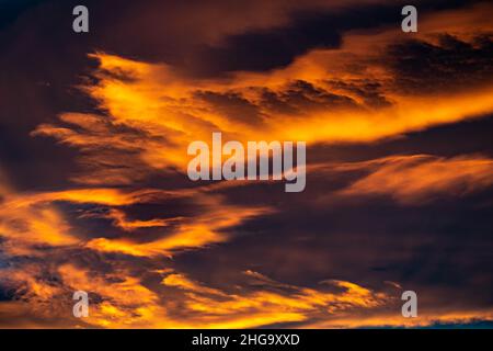 Eine Landschaft Nahaufnahme Bild von goldenen orangen Wolken während eines Sonnenuntergangs über dem Mittelmeer Tapete Hintergrund Stockfoto